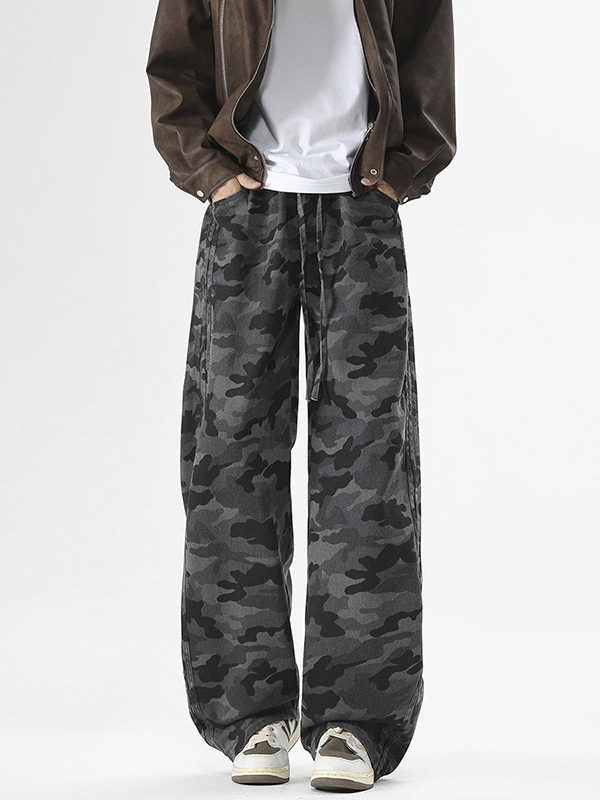 Vyriniai kasdieniniai džinsiniai keliai su kamufliažiniu raštu, laisvas tiesus kirpimas, juosmens raištelis, denim-medvilnės-poliesterio mišinio audinys, tinkami visoms keturioms sezonoms