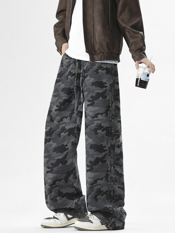 Vyriniai kasdieniniai džinsiniai keliai su kamufliažiniu raštu, laisvas tiesus kirpimas, juosmens raištelis, denim-medvilnės-poliesterio mišinio audinys, tinkami visoms keturioms sezonoms