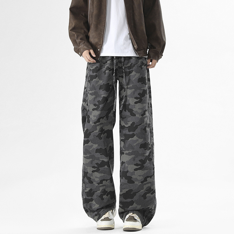 Vyriniai kasdieniniai džinsiniai keliai su kamufliažiniu raštu, laisvas tiesus kirpimas, juosmens raištelis, denim-medvilnės-poliesterio mišinio audinys, tinkami visoms keturioms sezonoms