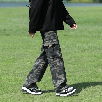 Ανδρικά παντελόνια cargo με patch τσέπες, καμουφλαρισμένο μοτίβο, ίσιο κόψιμο, φλις επένδυση, διπλή μέση, για όλες τις εποχές