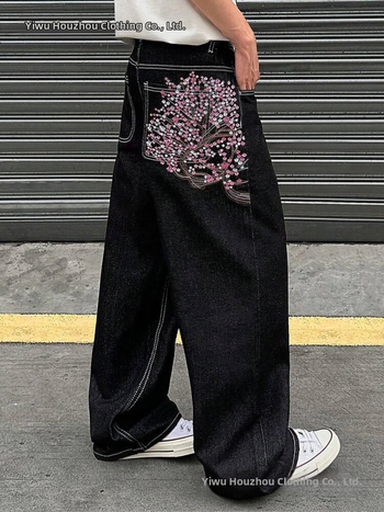 Džinsai su vintage stiliaus tiesiu kirpimu; siuvinėjimas slyvų žiedais ir rankų dažymo detalės; Modalinis audinys.