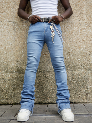 Ανδρικά τζίν από ντένιμ, ίσιο πόδι με ήπιο φλάρ, μεσαία μέση, φερμουάρ μπροστά, βαμβακερός ντένιμ 80–90%, μεσαία ελαστικότητα.