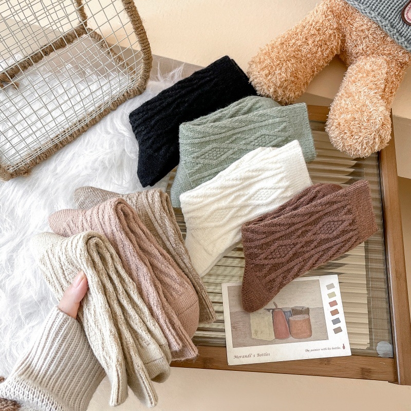 Sievietēm vidēja garuma zeķes – diamenta raksts, siltuma saglabāšana, sviedru uzsūkšana, divkāršā adījuma pavediens, 80–90% poliesters