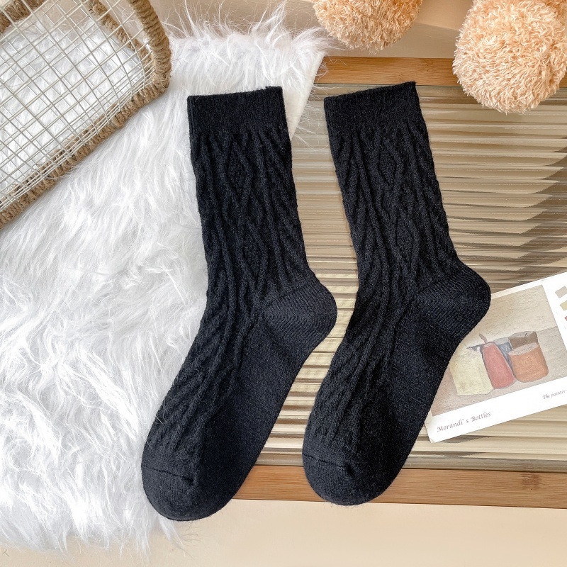 Sievietēm vidēja garuma zeķes – diamenta raksts, siltuma saglabāšana, sviedru uzsūkšana, divkāršā adījuma pavediens, 80–90% poliesters