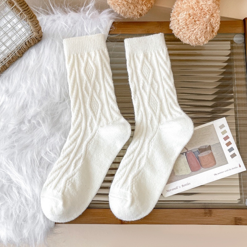 Sievietēm vidēja garuma zeķes – diamenta raksts, siltuma saglabāšana, sviedru uzsūkšana, divkāršā adījuma pavediens, 80–90% poliesters