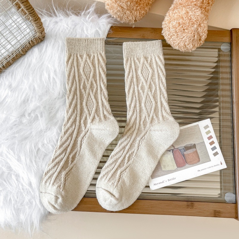 Sievietēm vidēja garuma zeķes – diamenta raksts, siltuma saglabāšana, sviedru uzsūkšana, divkāršā adījuma pavediens, 80–90% poliesters