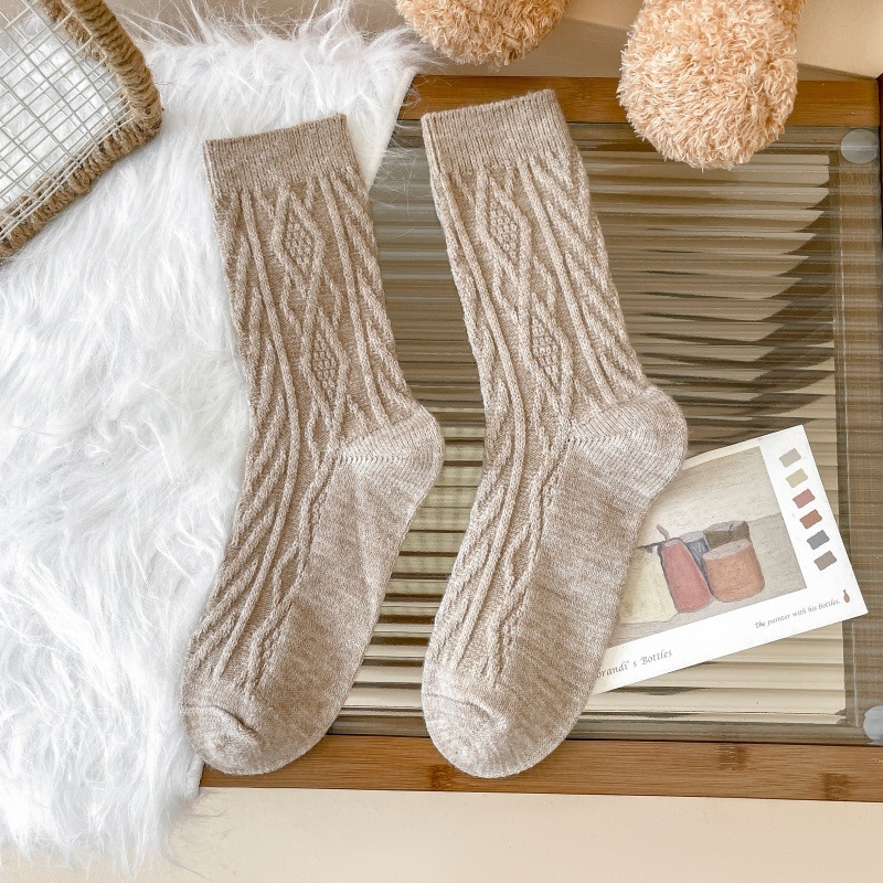 Sievietēm vidēja garuma zeķes – diamenta raksts, siltuma saglabāšana, sviedru uzsūkšana, divkāršā adījuma pavediens, 80–90% poliesters