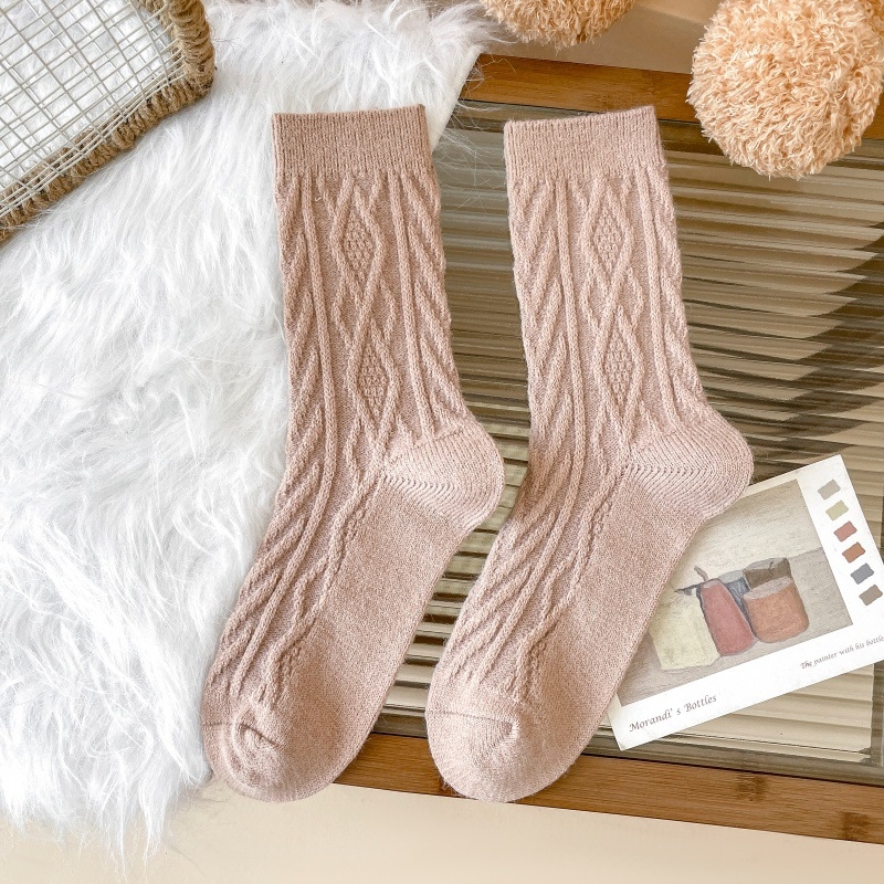 Sievietēm vidēja garuma zeķes – diamenta raksts, siltuma saglabāšana, sviedru uzsūkšana, divkāršā adījuma pavediens, 80–90% poliesters