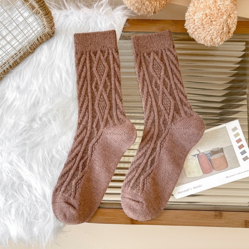 Sievietēm vidēja garuma zeķes – diamenta raksts, siltuma saglabāšana, sviedru uzsūkšana, divkāršā adījuma pavediens, 80–90% poliesters