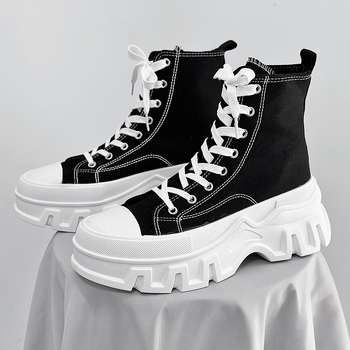 Παπούτσια τύπου board με επάνω μέρος από καμβά, στρογγυλή μύτη, χαμηλό ύψος, κλείσιμο με κορδόνια και καουτσούκ σόλα.