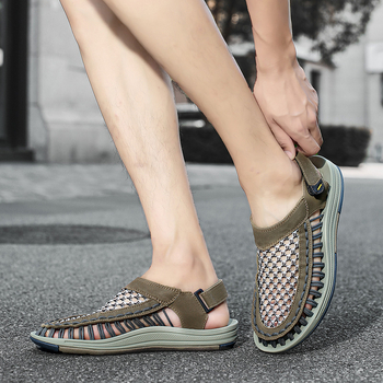 Ανδρικά σανδάλια με υφαντή επάνω επιφάνεια, σόλα καουτσούκ, κλείσιμο Velcro, αθλητικό στιλ, κλειστό δάχτυλο, καλοκαίρι 2025