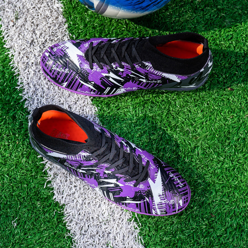 Bērnu futbola kurpes zālienam ar spīkām – augsta augšdaļa, tīklveida augšdaļa, pretslīdējoša gumijas zole