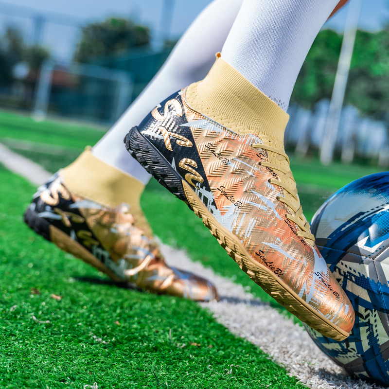 Bērnu futbola kurpes zālienam ar spīkām – augsta augšdaļa, tīklveida augšdaļa, pretslīdējoša gumijas zole