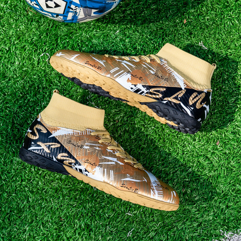 Bērnu futbola kurpes zālienam ar spīkām – augsta augšdaļa, tīklveida augšdaļa, pretslīdējoša gumijas zole