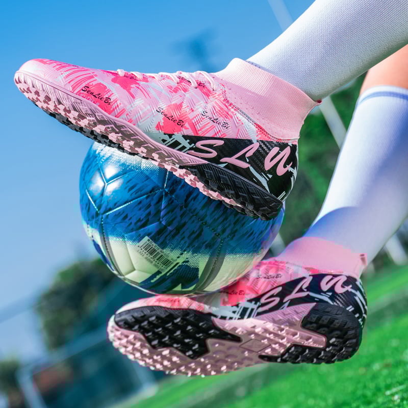 Bērnu futbola kurpes zālienam ar spīkām – augsta augšdaļa, tīklveida augšdaļa, pretslīdējoša gumijas zole