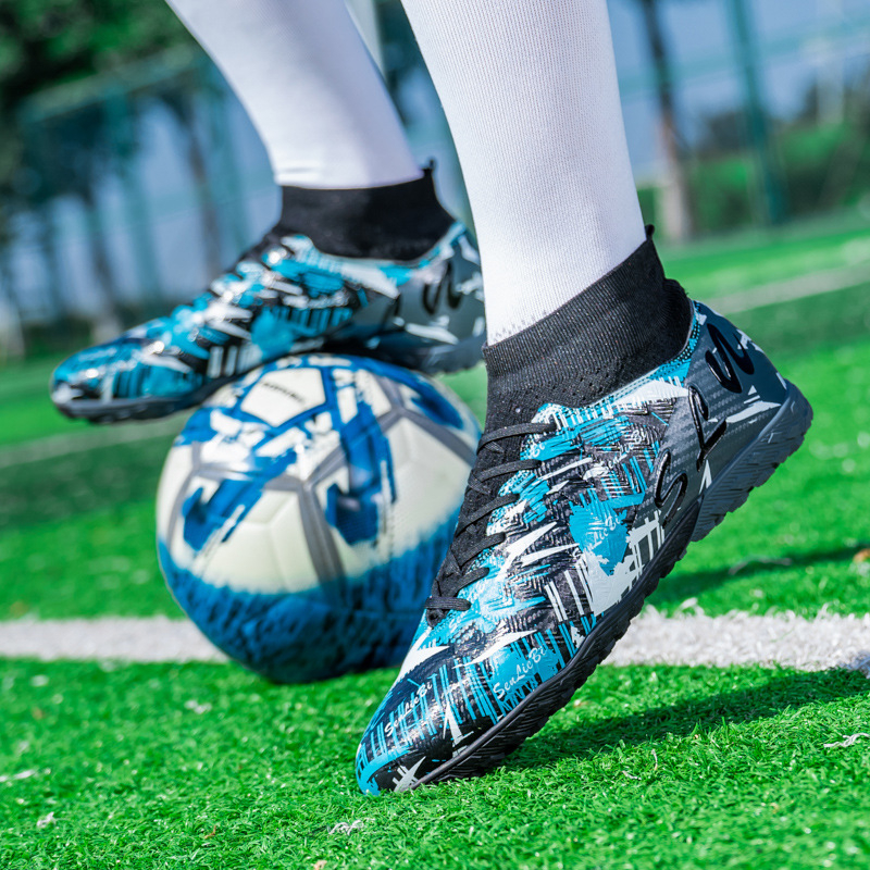 Bērnu futbola kurpes zālienam ar spīkām – augsta augšdaļa, tīklveida augšdaļa, pretslīdējoša gumijas zole