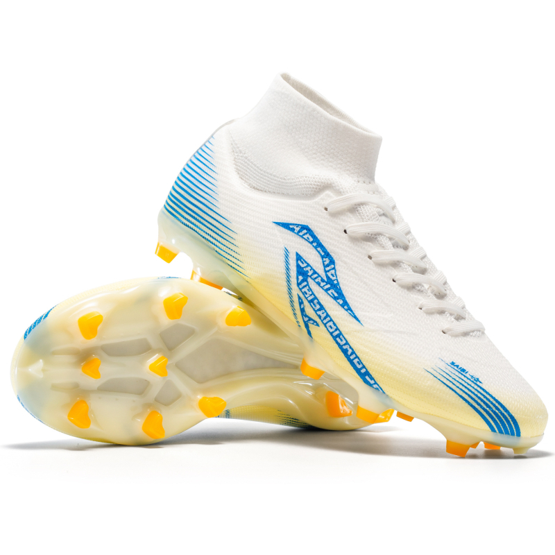 Augstas kurpes futbolam ar elpojošu tehnoloģiju, antislīdējoša zole, triecienu absorcija, tīmekļa odere iekšpusē.