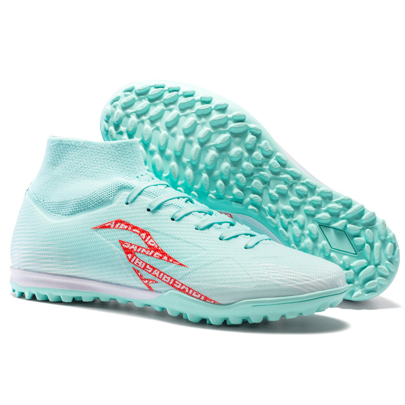 Augstas kurpes futbolam ar elpojošu tehnoloģiju, antislīdējoša zole, triecienu absorcija, tīmekļa odere iekšpusē.