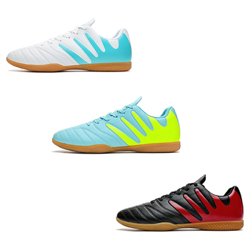 Futbolo bateliai žemo profilio, sintetinė oda, priekinis raištelis, kvėpuojanti technologija, neslystanti gumos padas