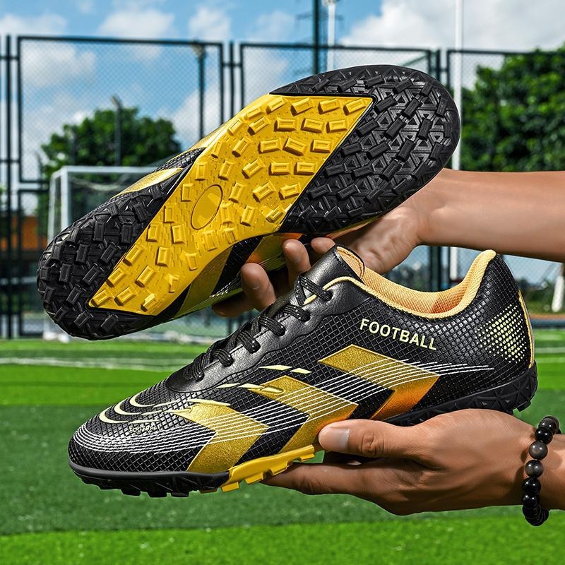 Jaunatnes futbola kurpes uz zālienu ar garām naglām, universālas, augšējā daļa no sintētiskās ādas, zole no dabīgā kaučuka