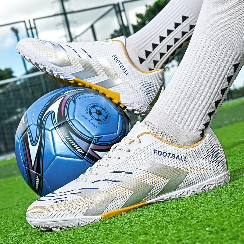 Jaunatnes futbola kurpes uz zālienu ar garām naglām, universālas, augšējā daļa no sintētiskās ādas, zole no dabīgā kaučuka