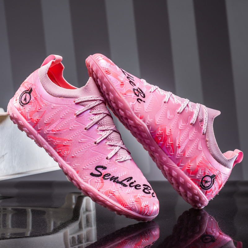 TF garās skrūves futbola kurpes zālei un mākslīgajai zālienam — priekšējā šņorēšana, virsma no sintētiskās ādas, pretslīdēšanas zole