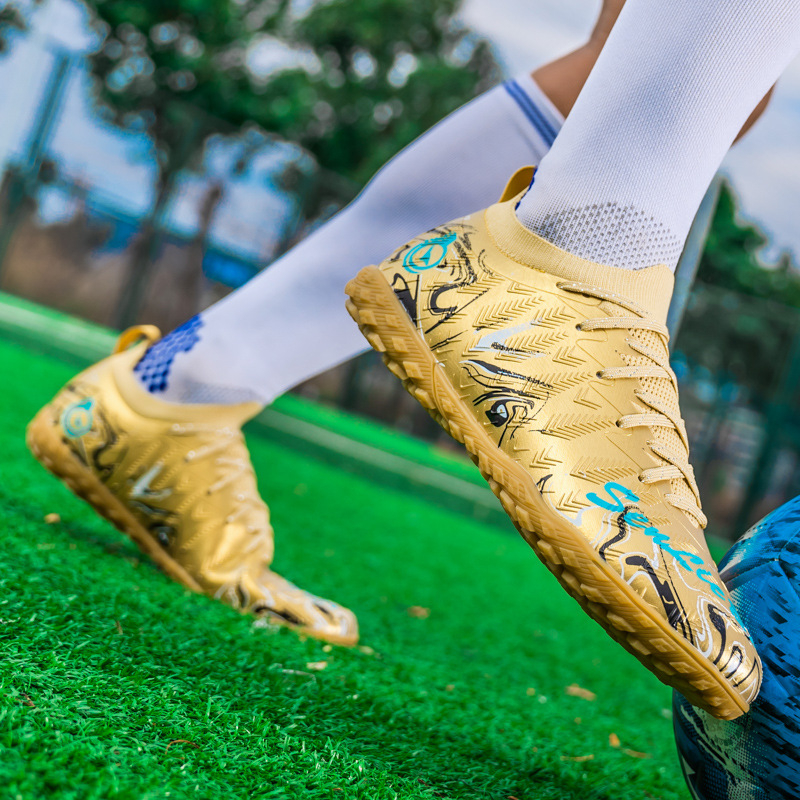 TF garās skrūves futbola kurpes zālei un mākslīgajai zālienam — priekšējā šņorēšana, virsma no sintētiskās ādas, pretslīdēšanas zole