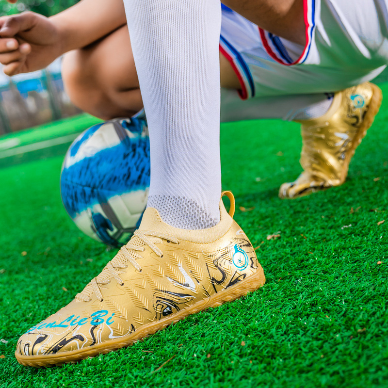 TF garās skrūves futbola kurpes zālei un mākslīgajai zālienam — priekšējā šņorēšana, virsma no sintētiskās ādas, pretslīdēšanas zole