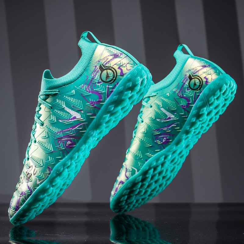 TF garās skrūves futbola kurpes zālei un mākslīgajai zālienam — priekšējā šņorēšana, virsma no sintētiskās ādas, pretslīdēšanas zole