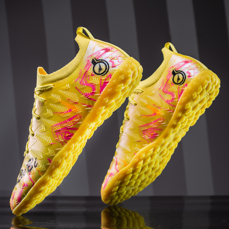 TF garās skrūves futbola kurpes zālei un mākslīgajai zālienam — priekšējā šņorēšana, virsma no sintētiskās ādas, pretslīdēšanas zole