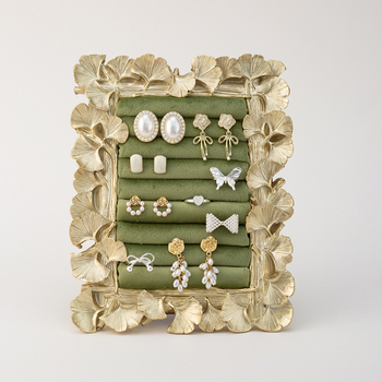 Στήριγμα προβολής κοσμημάτων – πλαίσιο ρητίνης με φύλλο γίνκο, επενδεδυμένο ύφασμα και βελούδινο περίβλημα; Υλικό: ρητίνη σε ύφασμα; Κατασκευή: συγκόλληση; Αριθμός: TYY250901; Άνοιξη 2025