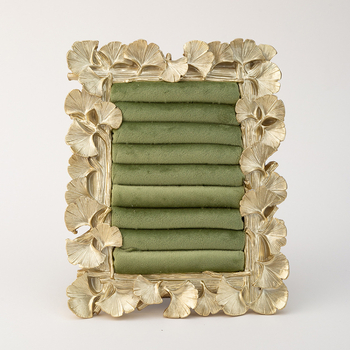 Στήριγμα προβολής κοσμημάτων – πλαίσιο ρητίνης με φύλλο γίνκο, επενδεδυμένο ύφασμα και βελούδινο περίβλημα; Υλικό: ρητίνη σε ύφασμα; Κατασκευή: συγκόλληση; Αριθμός: TYY250901; Άνοιξη 2025