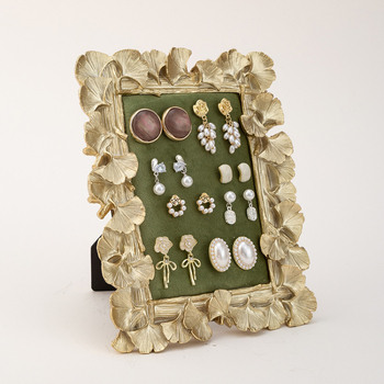 Στήριγμα προβολής κοσμημάτων – πλαίσιο ρητίνης με φύλλο γίνκο, επενδεδυμένο ύφασμα και βελούδινο περίβλημα; Υλικό: ρητίνη σε ύφασμα; Κατασκευή: συγκόλληση; Αριθμός: TYY250901; Άνοιξη 2025