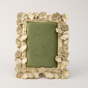 Στήριγμα προβολής κοσμημάτων – πλαίσιο ρητίνης με φύλλο γίνκο, επενδεδυμένο ύφασμα και βελούδινο περίβλημα; Υλικό: ρητίνη σε ύφασμα; Κατασκευή: συγκόλληση; Αριθμός: TYY250901; Άνοιξη 2025