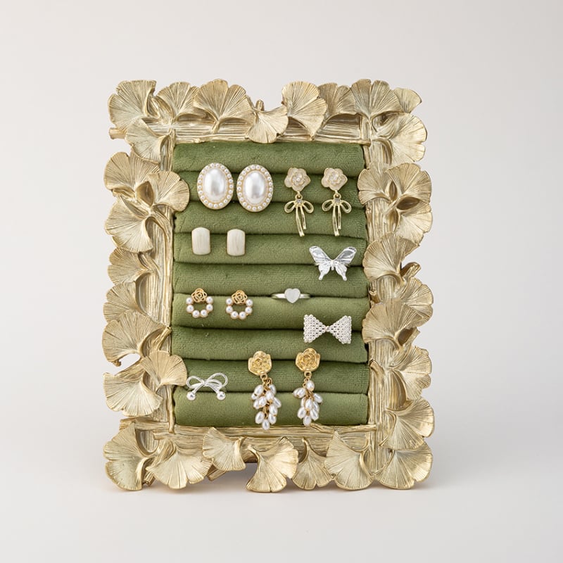 Στήριγμα προβολής κοσμημάτων – πλαίσιο ρητίνης με φύλλο γίνκο, επενδεδυμένο ύφασμα και βελούδινο περίβλημα; Υλικό: ρητίνη σε ύφασμα; Κατασκευή: συγκόλληση; Αριθμός: TYY250901; Άνοιξη 2025