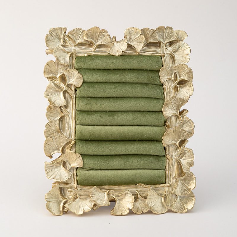 Στήριγμα προβολής κοσμημάτων – πλαίσιο ρητίνης με φύλλο γίνκο, επενδεδυμένο ύφασμα και βελούδινο περίβλημα; Υλικό: ρητίνη σε ύφασμα; Κατασκευή: συγκόλληση; Αριθμός: TYY250901; Άνοιξη 2025