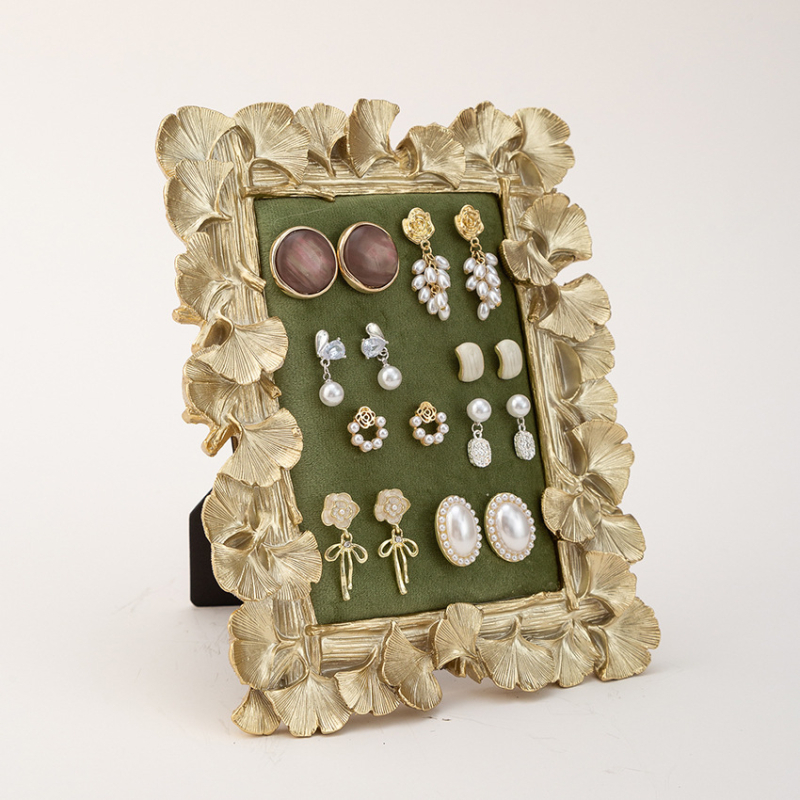 Στήριγμα προβολής κοσμημάτων – πλαίσιο ρητίνης με φύλλο γίνκο, επενδεδυμένο ύφασμα και βελούδινο περίβλημα; Υλικό: ρητίνη σε ύφασμα; Κατασκευή: συγκόλληση; Αριθμός: TYY250901; Άνοιξη 2025