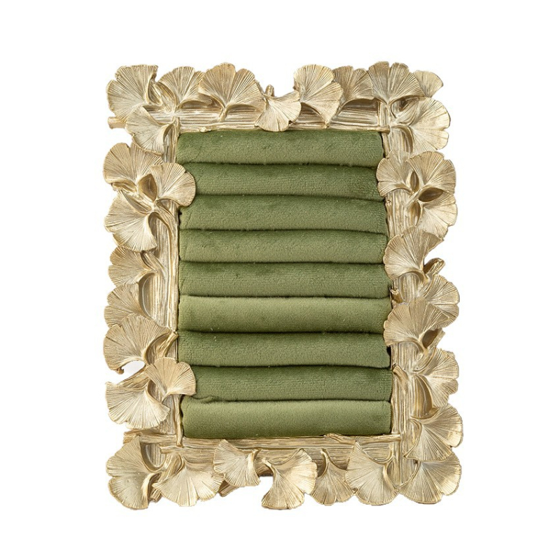 Στήριγμα προβολής κοσμημάτων – πλαίσιο ρητίνης με φύλλο γίνκο, επενδεδυμένο ύφασμα και βελούδινο περίβλημα; Υλικό: ρητίνη σε ύφασμα; Κατασκευή: συγκόλληση; Αριθμός: TYY250901; Άνοιξη 2025