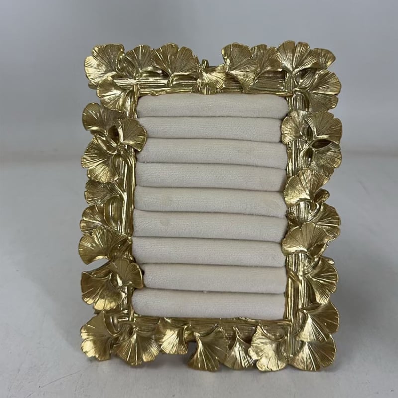 Στήριγμα προβολής κοσμημάτων – πλαίσιο ρητίνης με φύλλο γίνκο, επενδεδυμένο ύφασμα και βελούδινο περίβλημα; Υλικό: ρητίνη σε ύφασμα; Κατασκευή: συγκόλληση; Αριθμός: TYY250901; Άνοιξη 2025