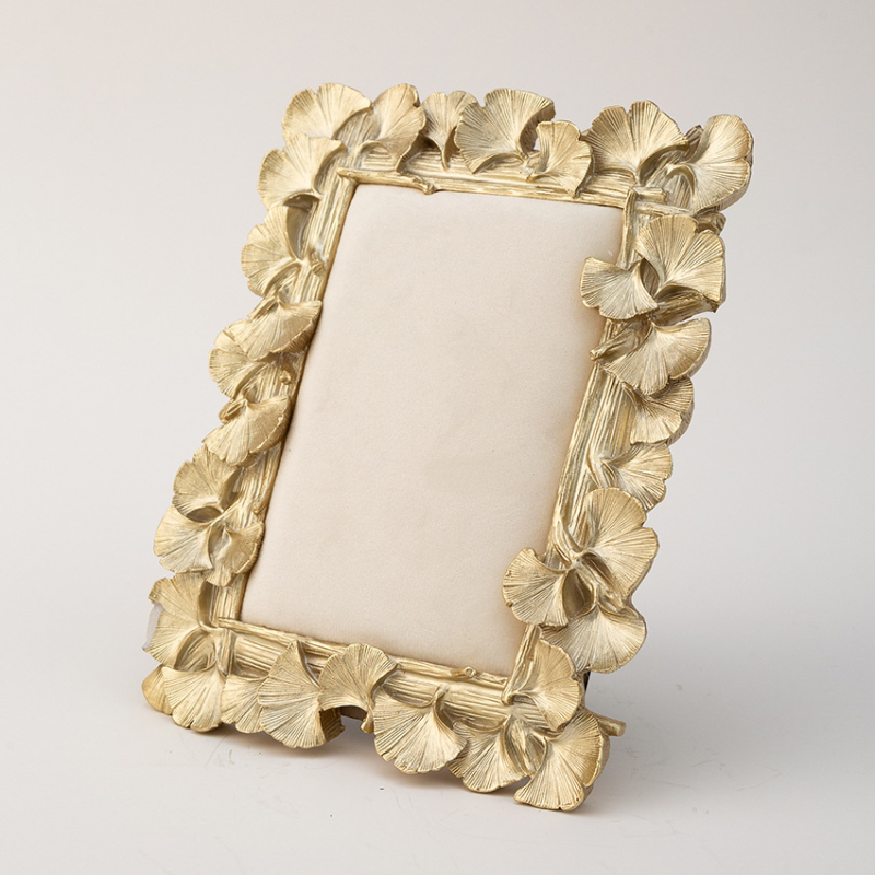 Στήριγμα προβολής κοσμημάτων – πλαίσιο ρητίνης με φύλλο γίνκο, επενδεδυμένο ύφασμα και βελούδινο περίβλημα; Υλικό: ρητίνη σε ύφασμα; Κατασκευή: συγκόλληση; Αριθμός: TYY250901; Άνοιξη 2025