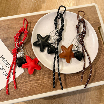 Atslēgu piekariņš ar sirds un piecpunkta zvaigznes motīvu, Korejas stilā, materiāls mākslīgā āda/akrils, oriģinālais dizains