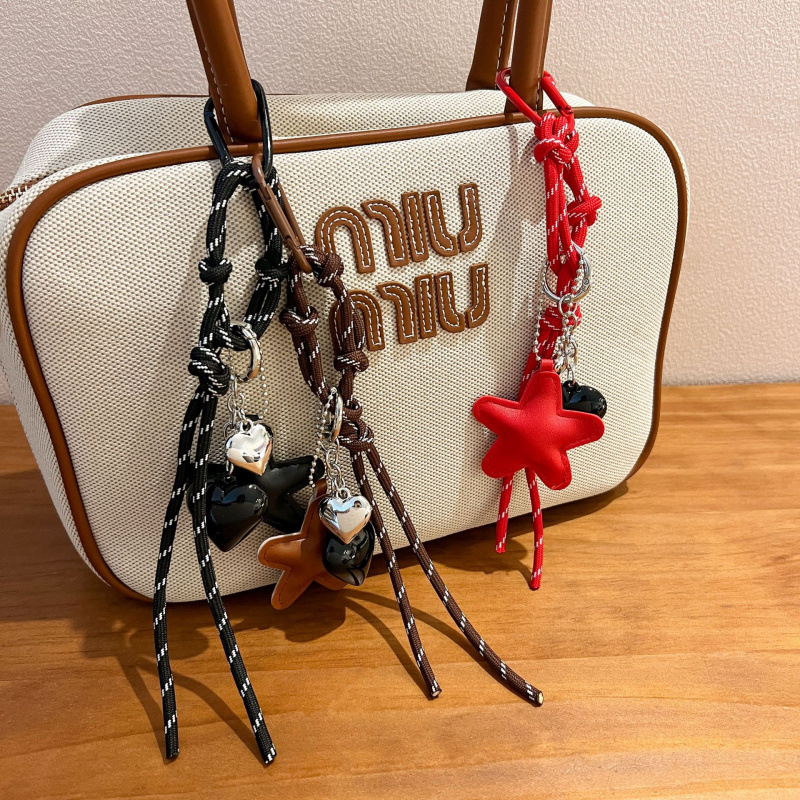 Atslēgu piekariņš ar sirds un piecpunkta zvaigznes motīvu, Korejas stilā, materiāls mākslīgā āda/akrils, oriģinālais dizains