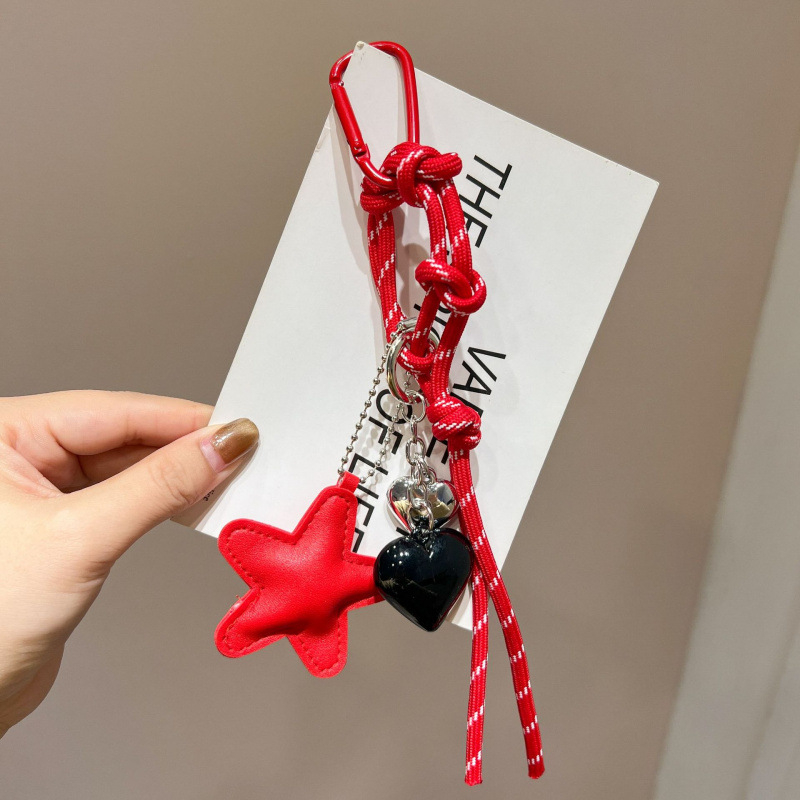 Atslēgu piekariņš ar sirds un piecpunkta zvaigznes motīvu, Korejas stilā, materiāls mākslīgā āda/akrils, oriģinālais dizains