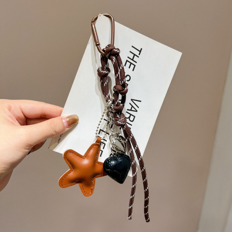 Atslēgu piekariņš ar sirds un piecpunkta zvaigznes motīvu, Korejas stilā, materiāls mākslīgā āda/akrils, oriģinālais dizains