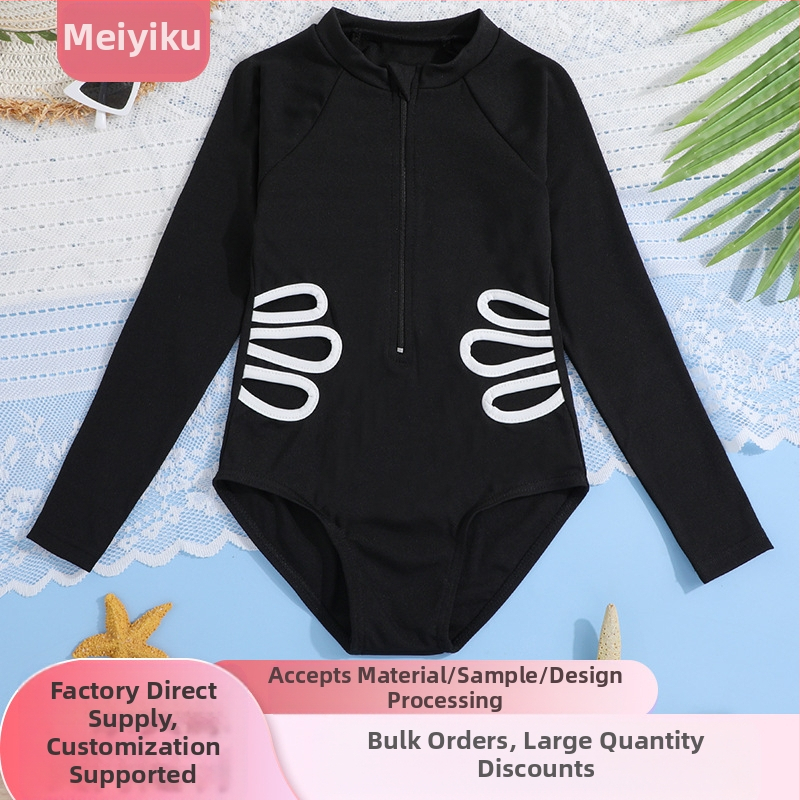 Meitenēm viengabala peldkostīms ar garām piedurknēm un rāvējslēdzēju, adīta auduma materiāls; sastāvs 95% poliesters, 5% spandeks; oderējums poliesters.