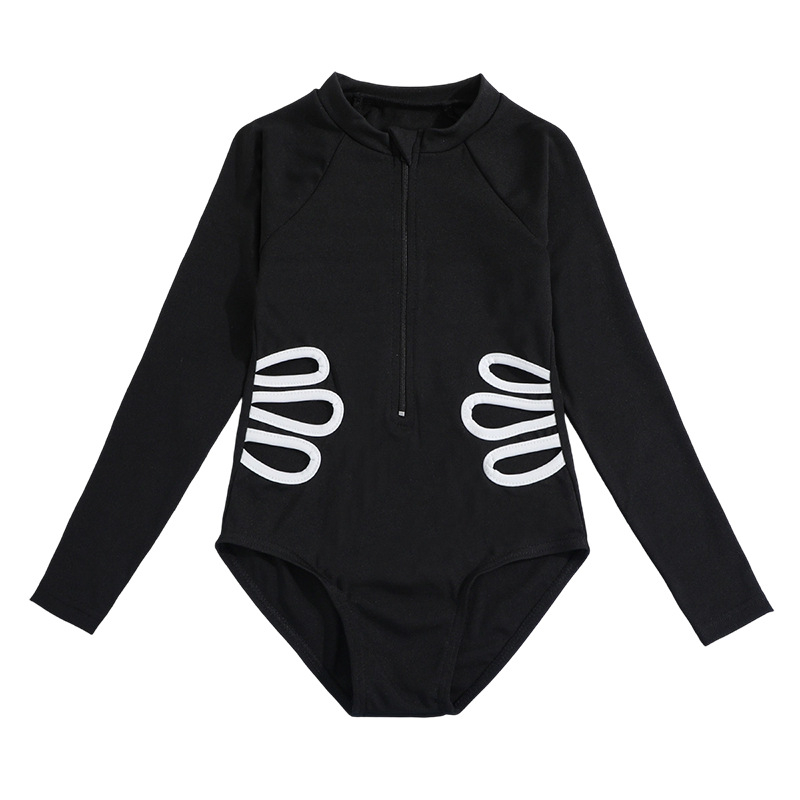 Meitenēm viengabala peldkostīms ar garām piedurknēm un rāvējslēdzēju, adīta auduma materiāls; sastāvs 95% poliesters, 5% spandeks; oderējums poliesters.