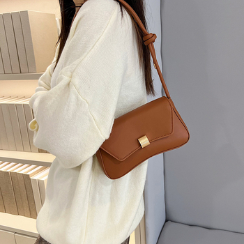 Pilsētas minimālisma stilā pleca soma, PU āda, horizontāla kvadrāta forma, aizvērums ar slēdzi, iekšējā kabata ar rāvējslēdzēju, apdare no sintētiskās ādas, viena plecu siksna, ikdienas lietošanai