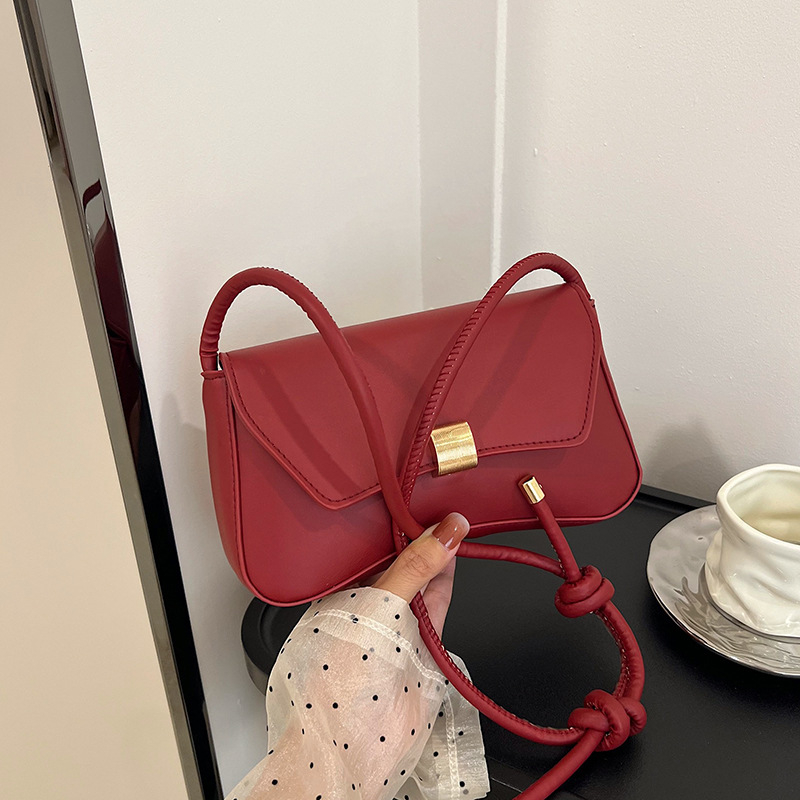 Pilsētas minimālisma stilā pleca soma, PU āda, horizontāla kvadrāta forma, aizvērums ar slēdzi, iekšējā kabata ar rāvējslēdzēju, apdare no sintētiskās ādas, viena plecu siksna, ikdienas lietošanai