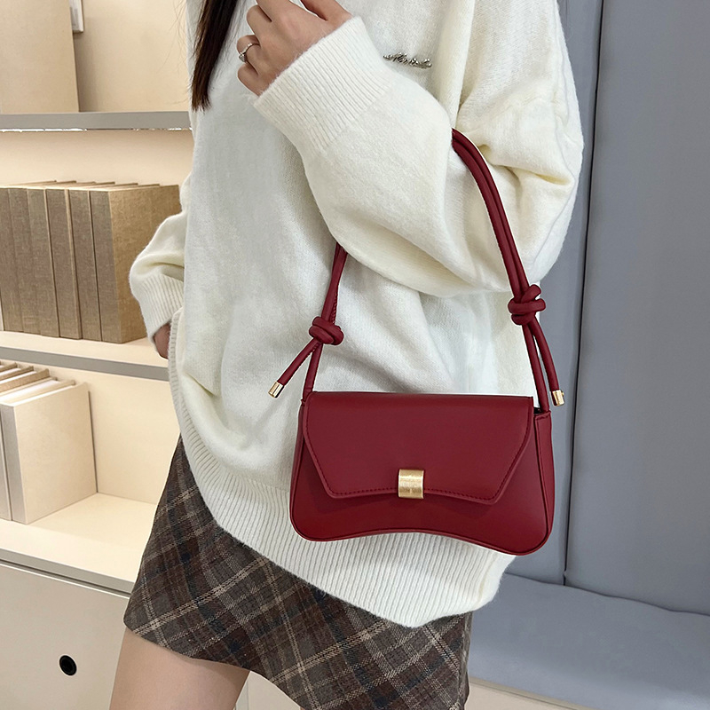 Pilsētas minimālisma stilā pleca soma, PU āda, horizontāla kvadrāta forma, aizvērums ar slēdzi, iekšējā kabata ar rāvējslēdzēju, apdare no sintētiskās ādas, viena plecu siksna, ikdienas lietošanai