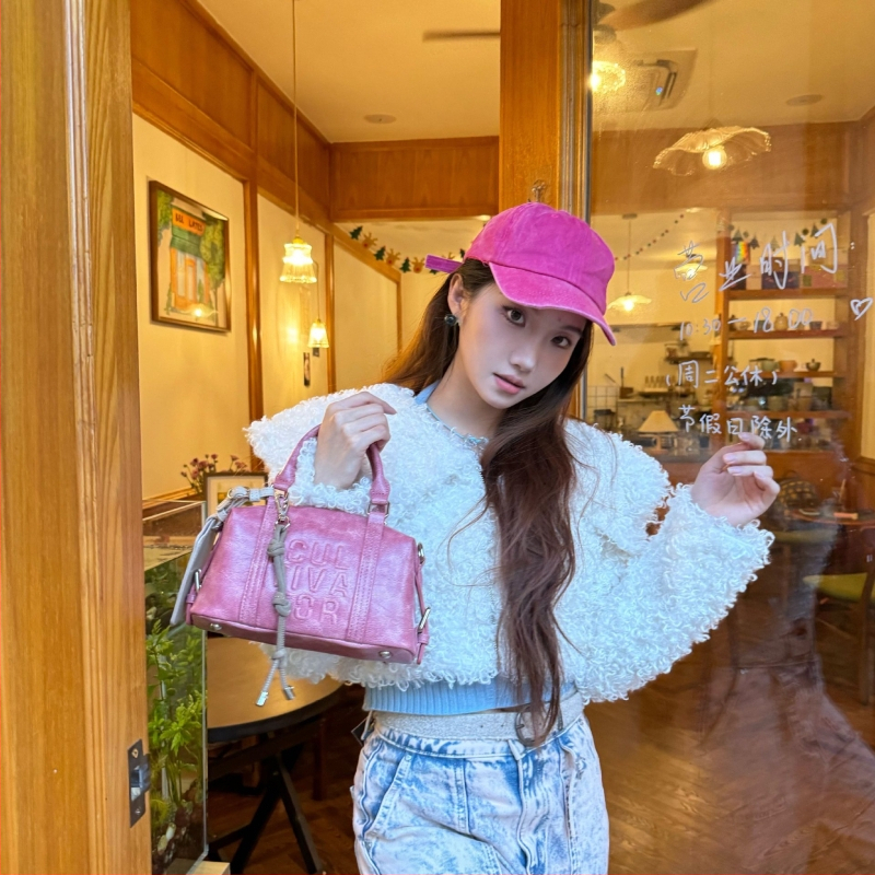 Taška cez rameno v tvare vankúša, s klapkou, skrytá kapsa na zips a vonkajšia kapsa na zips